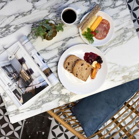 The Pinnacle Atény Exteriér fotografie A table with a marble tabletop