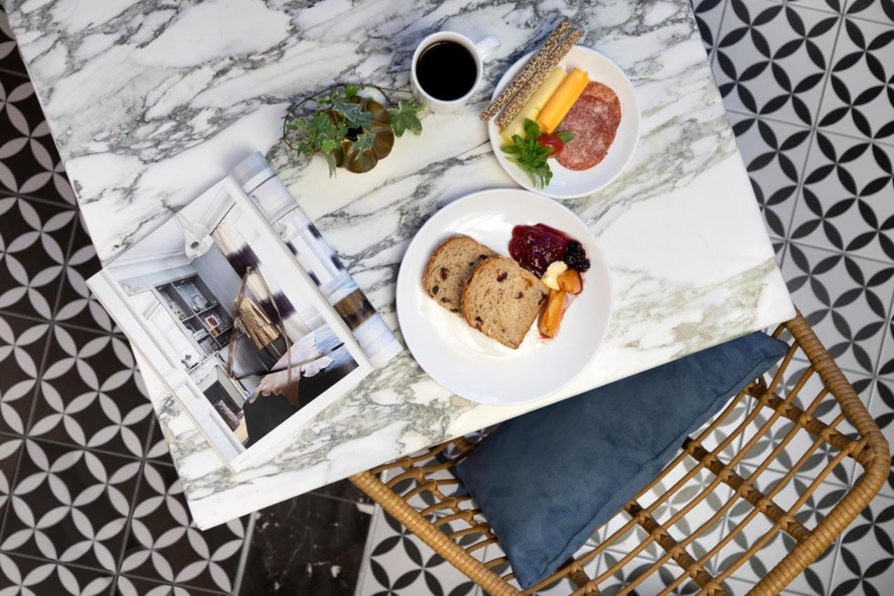 The Pinnacle Atény Exteriér fotografie A table with a marble tabletop