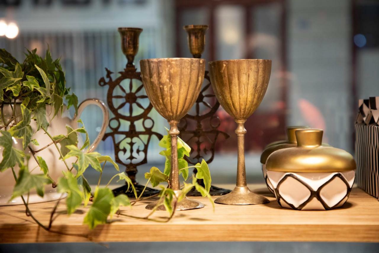 The Pinnacle Atény Exteriér fotografie Shabbat candlesticks and kiddush cup