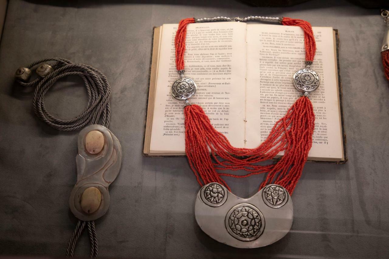 The Pinnacle Atény Exteriér fotografie A traditional Tibetan necklace