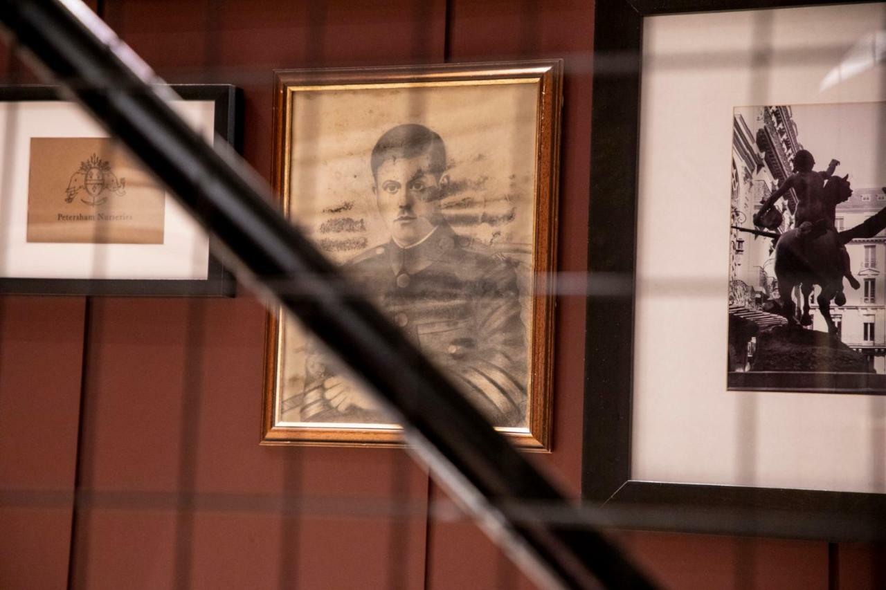 The Pinnacle Atény Exteriér fotografie A portrait of King Chulalongkorn at the Chulalongkorn University Museum